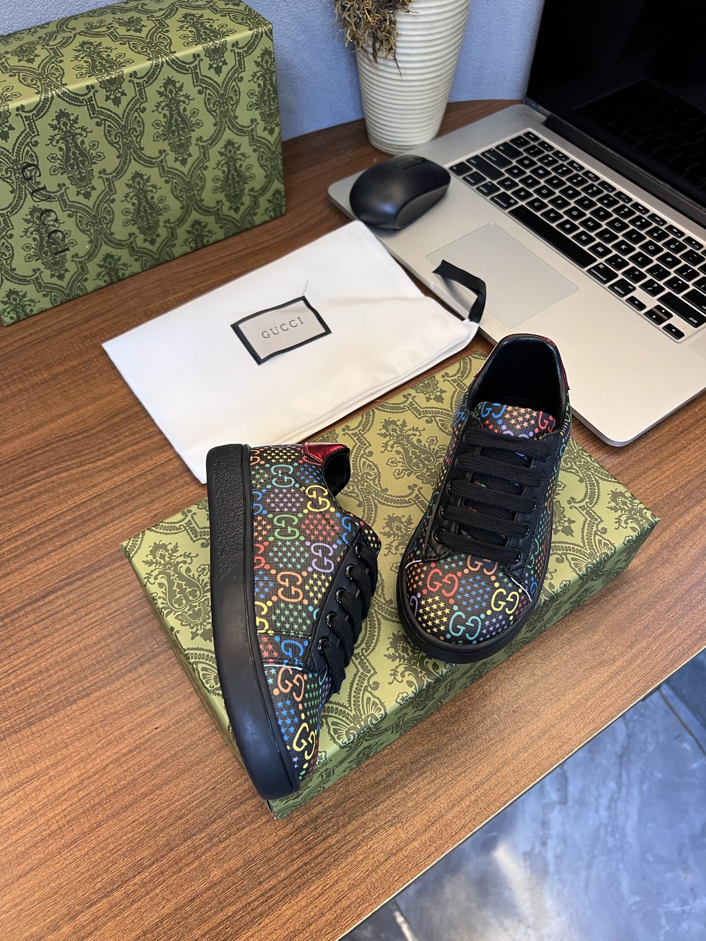 Children's shoes child